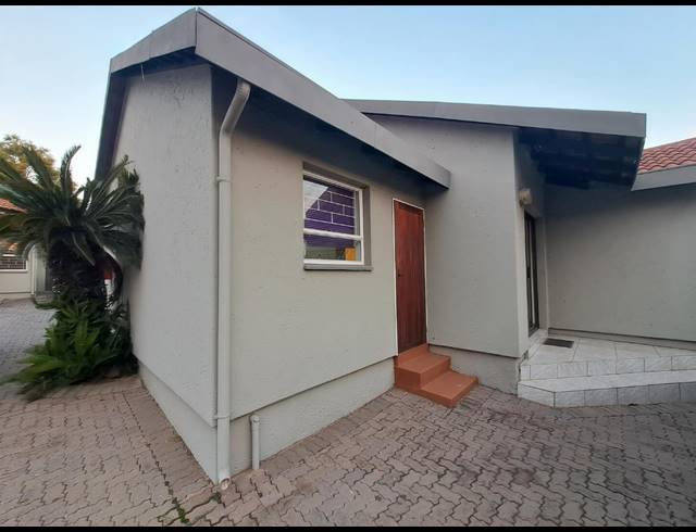 3 BEDROOM TOWNHOUSE FOR SALE IN VANDERBIJLPARK SE 3